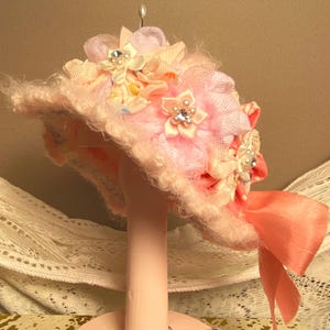 Cappello Fedora all&#39;uncinetto con bambola rosa peonia: accessorio floreale fatto a mano