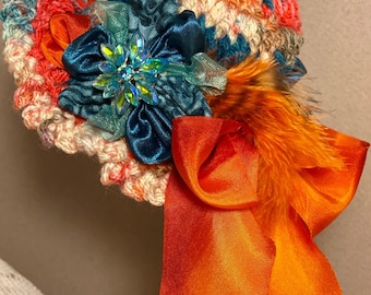 Handgehäkelte Puppenmütze im Fedora Stil mit Blütenblüten