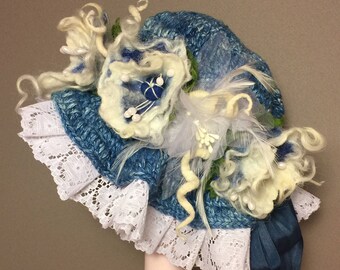 Einzigartige, von Hand hergestellte, OOAK, Gartenparty Puppenhut aus Kornblumenspitze