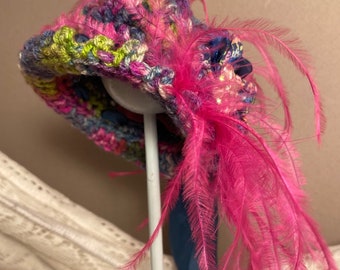 Handgehäkelte Puppenmütze: Fedora mit Blüten