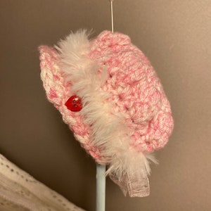 Cappello da bambola fatto a mano all&#39;uncinetto: stile Diva Newsboy rosa, bottoni a cuore