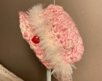 Handgehäkelte Puppenmütze im Schieberstil, mit Herzknöpfen