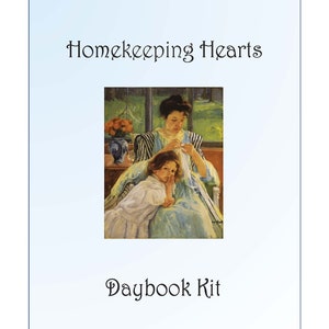 Puede incluir: Una ilustración vintage de una madre y una hija sentadas juntas, la madre está cosiendo mientras la hija la observa. La imagen está sobre un fondo azul claro con el texto "Homekeeping Hearts Daybook Kit" y "Cynthia Berenger" en la parte inferior.