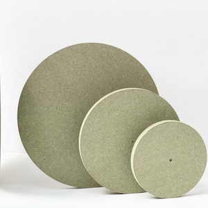 Peut inclure: Quatre disques ronds en bois de couleur beige de tailles diff&eacute;rentes. Les disques sont empil&eacute;s les uns sur les autres, le plus grand en bas et le plus petit en haut.