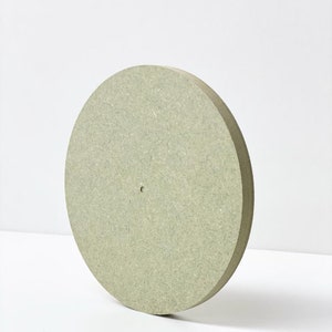 Peut inclure: Un tapis de platine rond en bois de couleur vert clair. Le tapis a un petit trou au centre.