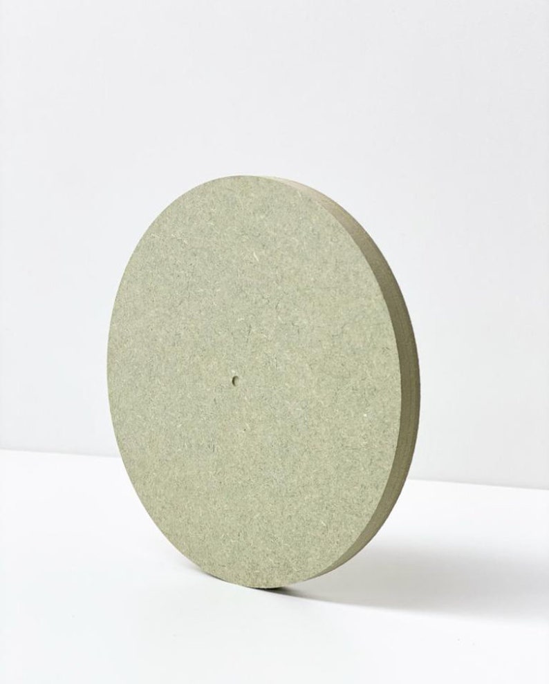 Peut inclure: Un tapis de platine rond en bois de couleur vert clair. Le tapis a un petit trou au centre.