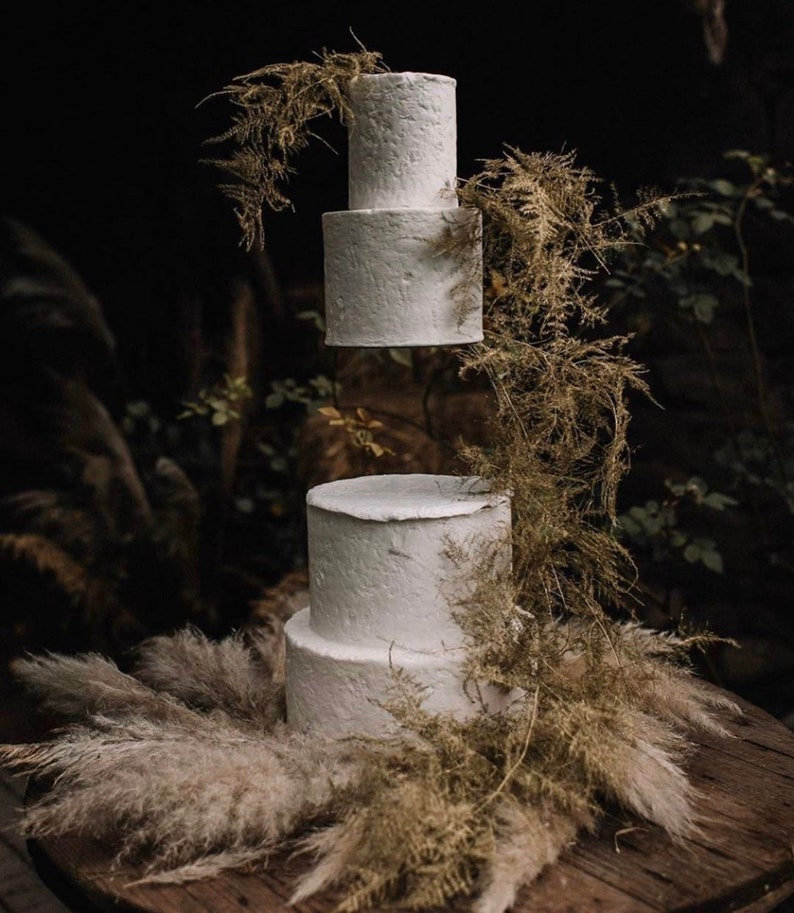 Hochzeitstrends 2022 - Brautkleider, Celestial, Tarot und mehr! Hochzeitstrends 2022 Floating Cake Spacer Anti Gravity Tortenständer