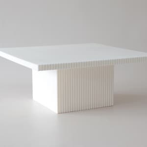 Stojak na tort z żłobionymi krawędziami SQUARE - biały ślubny - cokół pod tort urodzinowy - podstawka pod tort okolicznościowy - trzciny do tortu - cokół pod tort z żłobionymi krawędziami