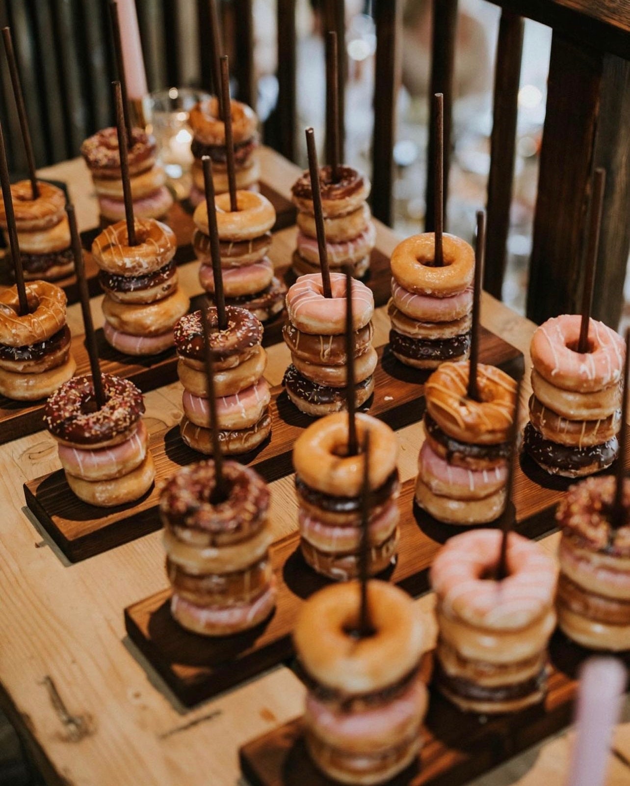 Produktbild von Donut-Ständer Aus Holz | 9-Fach | Für Hochzeit, Buffet & Party | Dekorativ & Stabil | Einfach Aufbauen
