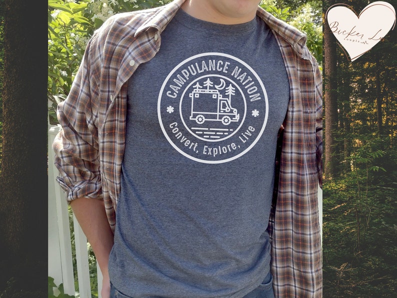 K&ouml;nnte beinhalten: Ein dunkelgraues T-Shirt mit einer wei&szlig;en Grafik eines Wohnmobils mit dem Text "Campulance Nation Convert, Explore, Live" in einem Kreis.
