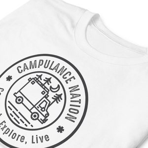 K&ouml;nnte beinhalten: Wei&szlig;es T-Shirt mit einer schwarz-wei&szlig;en Grafik eines Wohnmobils mit B&auml;umen und einer Mondsichel in einem Kreis mit dem Text "Campulance Nation" und "Explore, Live" unter dem Kreis.