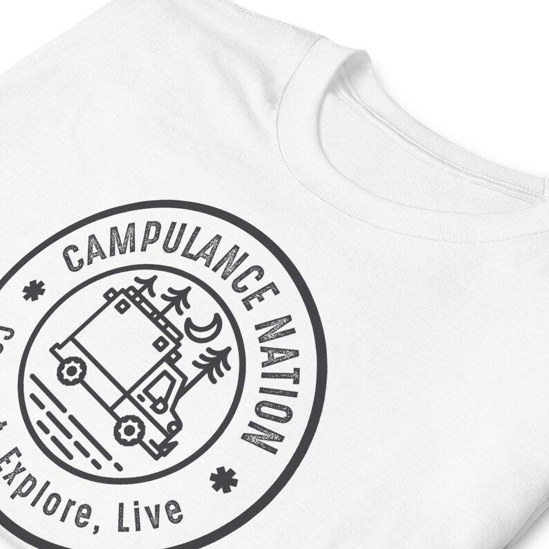 K&ouml;nnte beinhalten: Wei&szlig;es T-Shirt mit einer schwarz-wei&szlig;en Grafik eines Wohnmobils mit B&auml;umen und einer Mondsichel in einem Kreis mit dem Text "Campulance Nation" und "Explore, Live" unter dem Kreis.
