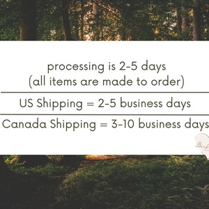 K&ouml;nnte beinhalten: Text auf wei&szlig;em Hintergrund mit Waldkulisse. Der Text lautet: "processing is 2-5 days (all items are made to order) US Shipping = 2-5 business days Canada Shipping = 3-10 business days"
