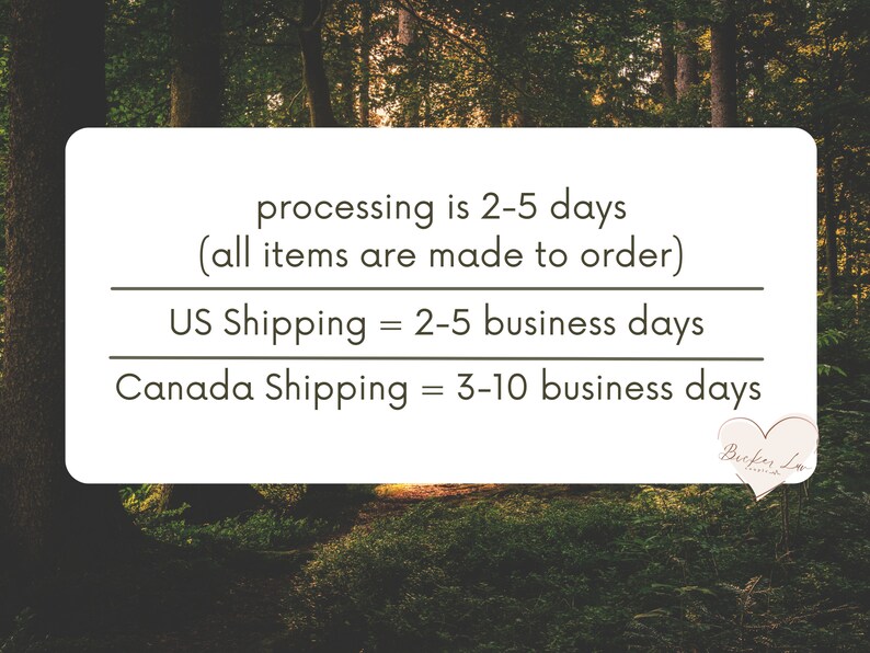 K&ouml;nnte beinhalten: Text auf wei&szlig;em Hintergrund mit Waldkulisse. Der Text lautet: "processing is 2-5 days (all items are made to order) US Shipping = 2-5 business days Canada Shipping = 3-10 business days"