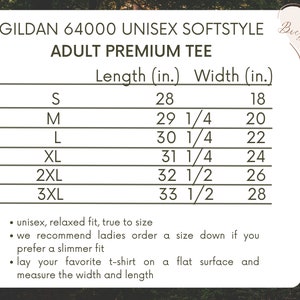 K&ouml;nnte beinhalten: Gr&ouml;&szlig;entabelle f&uuml;r das Gildan 64000 Unisex Softstyle Adult Premium T-Shirt. Die Tabelle zeigt die L&auml;nge und Breite in Zoll f&uuml;r die Gr&ouml;&szlig;en S, M, L, XL, 2XL und 3XL. Die Tabelle enth&auml;lt auch Anweisungen zum Messen der Breite und L&auml;nge eines T-Shirts.