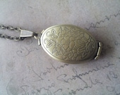 Oval medallion necklace for 4 pictures bronze .