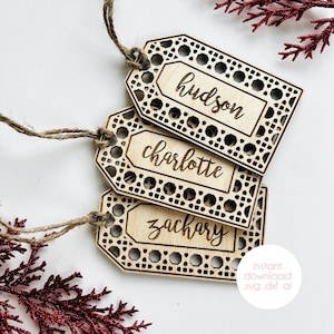 Puede incluir: Tres etiquetas de regalo de madera con intrincados diseños cortados con láser y nombres personalizados: Hudson, Charlotte y Zachary. Las etiquetas están atadas con cordel y están listas para regalar.