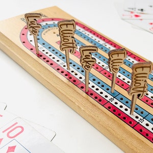Chevilles pour lit de bébé avec nom gravé personnalisé, pièces de jeu chevilles de berceau, jeu de Noël, idée cadeau Noël, soirée jeux en famille, plateau de jeu personnalisé