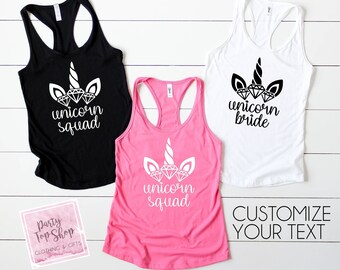 Puede incluir: Tres camisetas de tirantes con un diseño de unicornio y texto que dice "unicorn squad" y "unicorn bride". Las camisetas de tirantes son negras, blancas y rosas.