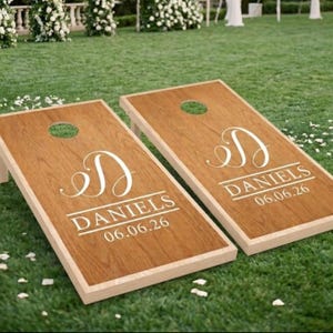 Pegatinas personalizadas para Cornhole de boda - Vinilo con monograma personalizado para juego de lanzamiento de bolsas de frijoles - Juego de 2 pegatinas permanentes para exteriores imagen 1