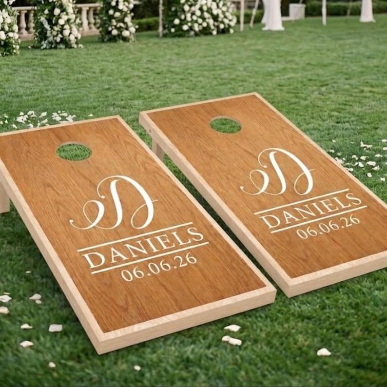 Pegatinas personalizadas para Cornhole de boda - Vinilo con monograma personalizado para juego de lanzamiento de bolsas de frijoles - Juego de 2 pegatinas permanentes para exteriores imagen 1