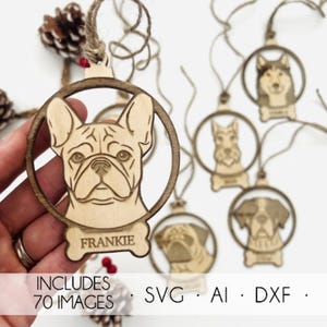 Könnte beinhalten: Holzornamente mit verschiedenen Hunderassen, jeweils in einem kreisförmigen Rahmen. Die hellbraunen Ornamente haben gravierte Details und sind an Schnüren befestigt. Eines zeigt eine französische Bulldogge mit dem Namen "FRANKIE" auf einem knochenförmigen Anhänger. Der Text im Bild lautet: "INCLUDES 70 IMAGES SVG AI DXF."