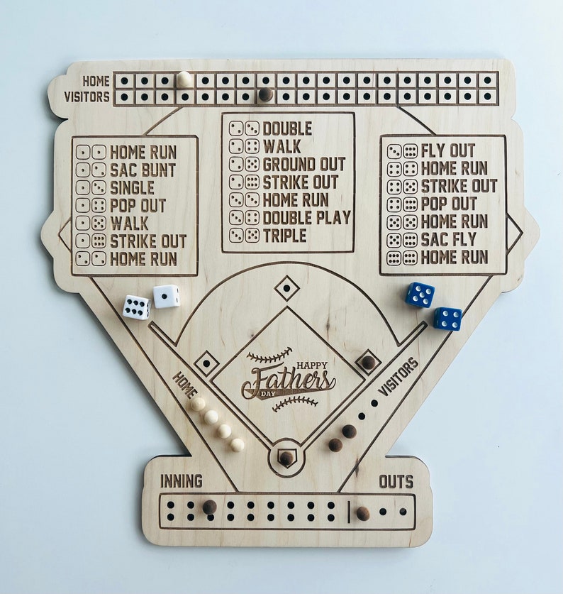 Może przedstawiać: Drewniana plansza do gry w baseball z brązowym odcieniem. Plansza przedstawia boisko do baseballu z napisem 'Happy Father's Day'. Plansza zawiera kostki do gry, pola punktacji i licznik graczy.