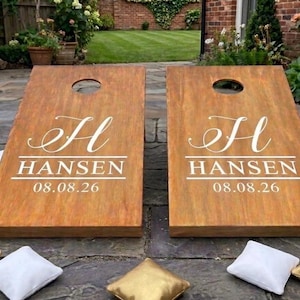 Pegatinas personalizadas para Cornhole de boda - Vinilo con monograma personalizado para juego de lanzamiento de bolsas de frijoles - Juego de 2 pegatinas permanentes para exteriores imagen 4