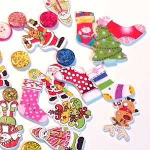 30 x kerstplezier kleurrijke gemengde knopen, gemengde karakters en glitterset, naaien, kaarten, knutselen, kerstnaaien, knutselprojecten