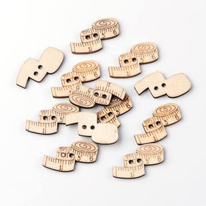 Knopen met een houten naaithema, meetlint, vingerhoed, naaimachine, katoenen haspel, strijkijzer, enkele stijl of gemengde sets