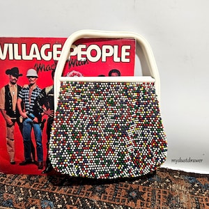 ¡Bolso de mano vintage de los años 60 reversible con cuentas en varios colores y blanco con asa de plástico!