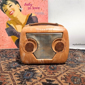 vintage 1949 Motorola Apricot Swirl Plastic Portable Tube Radio model 49L11Q!