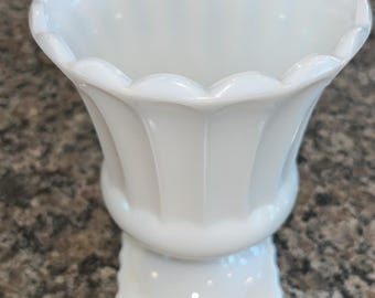 Vase urne en verre lambrissé blanc opalin 6 po.