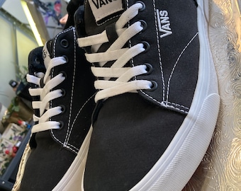 Vans Seldan Low Men’s 9 Black and White Sneakers