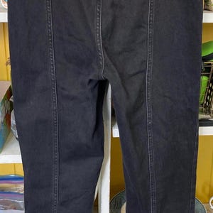 Pu&ograve; includere: Jeans skinny neri con un dettaglio di cucitura unico sul davanti di ogni gamba.