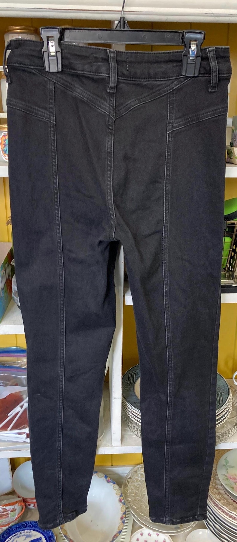 Pu&ograve; includere: Jeans skinny neri con un dettaglio di cucitura unico sul davanti di ogni gamba.