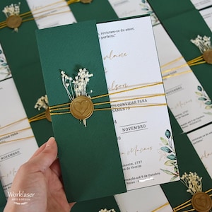 Verovert Casamento. Convite com-lacre. Gezellig bloemen. Convite verde e dourado. Convite em papel. Convite com flores. Casamento Romântico