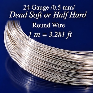Könnte beinhalten: Eine Spule aus glänzendem, silberfarbenem Runddraht mit dem Text 24 Gauge / 0.5 mm / Dead Soft or Half Hard Round Wire und 1 m = 3.281 ft. Der Metalldraht ist kreisförmig gewickelt und reflektiert das Licht auf seiner glatten, dünnen Oberfläche.