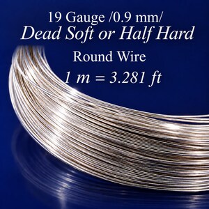 Może przedstawiać: Szpula srebrnego okrągłego drutu z tekstem 19 Gauge / 0.9 mm / Dead Soft or Half Hard Round Wire oraz 1 m = 3.281 ft. Metalowy drut jest zwinięty w kształt koła na ciemnoniebieskim tle, ukazując błyszczącą i odblaskową powierzchnię.