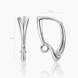 Pu&ograve; includere: Un paio di orecchini color argento. Uno &egrave; completamente assemblato, con un design curvo e un piccolo elemento decorativo. L'altro componente misura 17 mm di lunghezza e 11 mm di larghezza. Gli orecchini hanno una superficie lucida e riflettente.