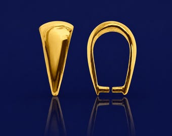 Pingente com fecho de pressão em prata de lei banhada a ouro 24k, medindo 12 mm x 5,5 mm.
