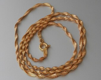 Elegant halsband med tvinnad kedja i 24k guld över sterlingsilver