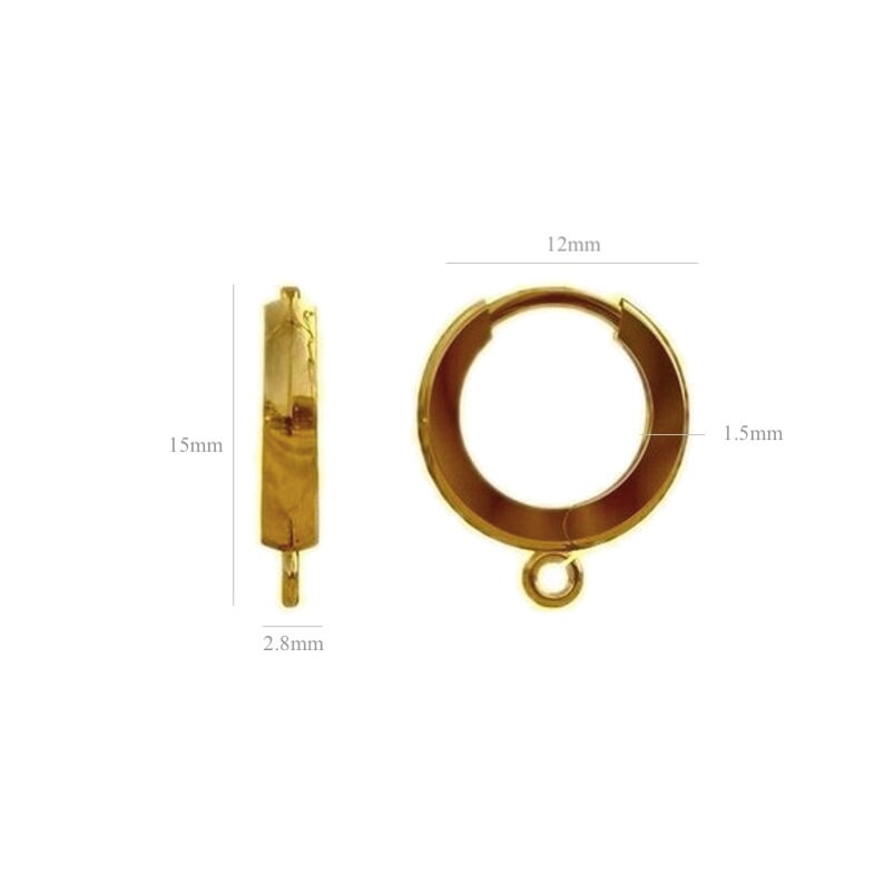 以下が含まれることがあります： ジャンプリングが付いたゴールドトーンのフープイヤリング。イヤリングは直径12mm、長さ15mm、幅1.5mmです。ジャンプリングは直径2.8mmです。