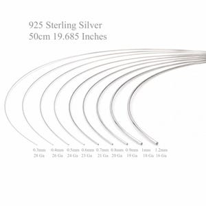 Op de afbeelding: Een collectie van 925 sterling zilveren draden in verschillende diktes, variërend van 0,3 mm (28 Ga) tot 1,2 mm (16 Ga). Elke draad is 50 cm lang. De zilveren draden zijn in een waaier geplaatst, wat hun verschillende diameters en maten toont.
