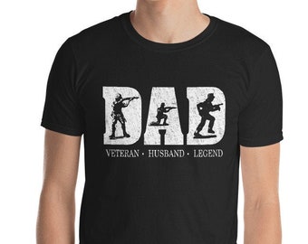 Może przedstawiać: Czarny T-shirt z białym nadrukiem przedstawiającym trzech żołnierzy ze słowem "DAD" w środku i tekstem "Veteran - Husband - Legend" poniżej.