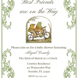 Puede incluir: Una invitación a una fiesta de bienvenida al bebé con un borde floral verde. La invitación presenta una imagen de dibujos animados de dos ranas montando una bicicleta. El texto dice "Best Friends are on the Way" e incluye el nombre Abigail Crawly, la fecha, la hora, la ubicación y la información de RSVP.