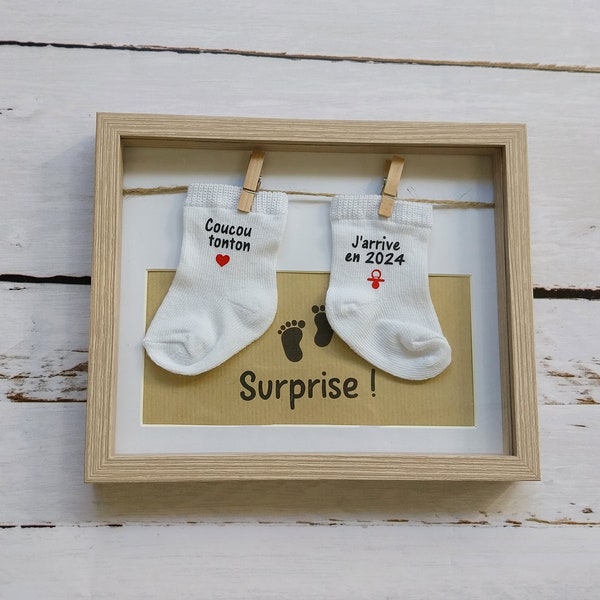 Cadre annonce de grossesse personnalisé avec chaussettes bébé