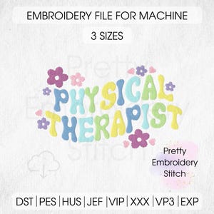 Puede incluir: Archivo de diseño de bordado para un proyecto de bordado a máquina. El diseño presenta el texto "PHYSICAL THERAPIST" en una fuente retro y colorida con flores que rodean el texto.
