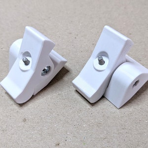 Puede incluir: Dos bisagras de pl&aacute;stico blanco con un tornillo plateado en cada una. Las bisagras est&aacute;n dise&ntilde;adas para ser usadas en puertas o ventanas.