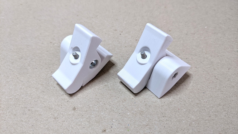 Puede incluir: Dos bisagras de pl&aacute;stico blanco con un tornillo plateado en cada una. Las bisagras est&aacute;n dise&ntilde;adas para ser usadas en puertas o ventanas.